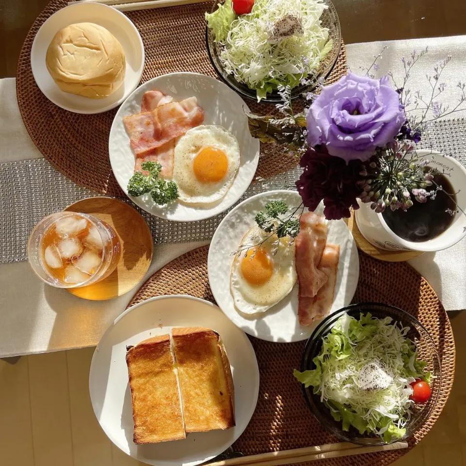 Snapdishの料理写真:10/30❤︎休日モーニング🌱✨
秋晴れの朝☀️
今日はえみふるな一日になりますように…☺️

・トースト（乃が実パン）
・八天堂抹茶クリームパン
・ベーコンエッグ
・グリーンサラダ|Makinsさん