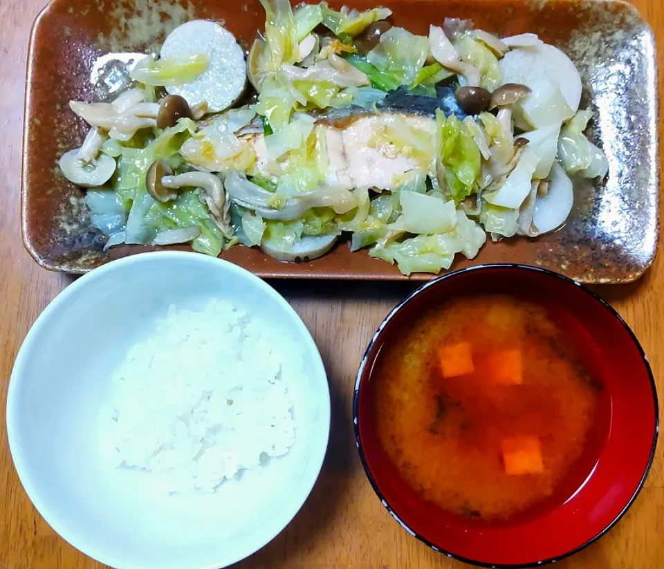 2022 1026　鮭とキャベツの蒸し煮　豆腐とわかめのお味噌汁|いもこ。さん