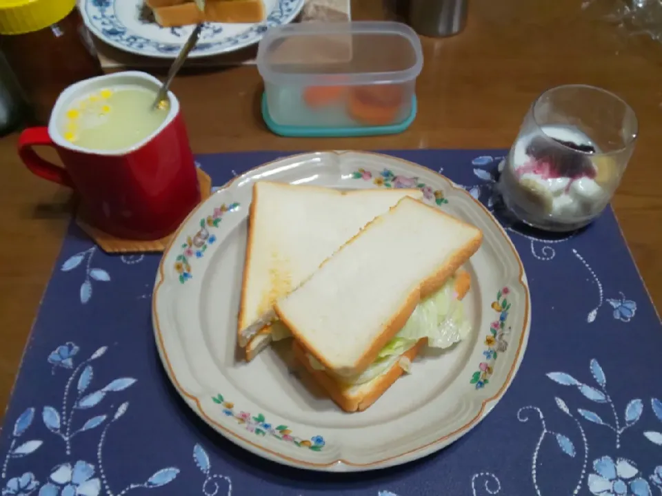 Snapdishの料理写真:サンドイッチ(昼飯)|enarinさん