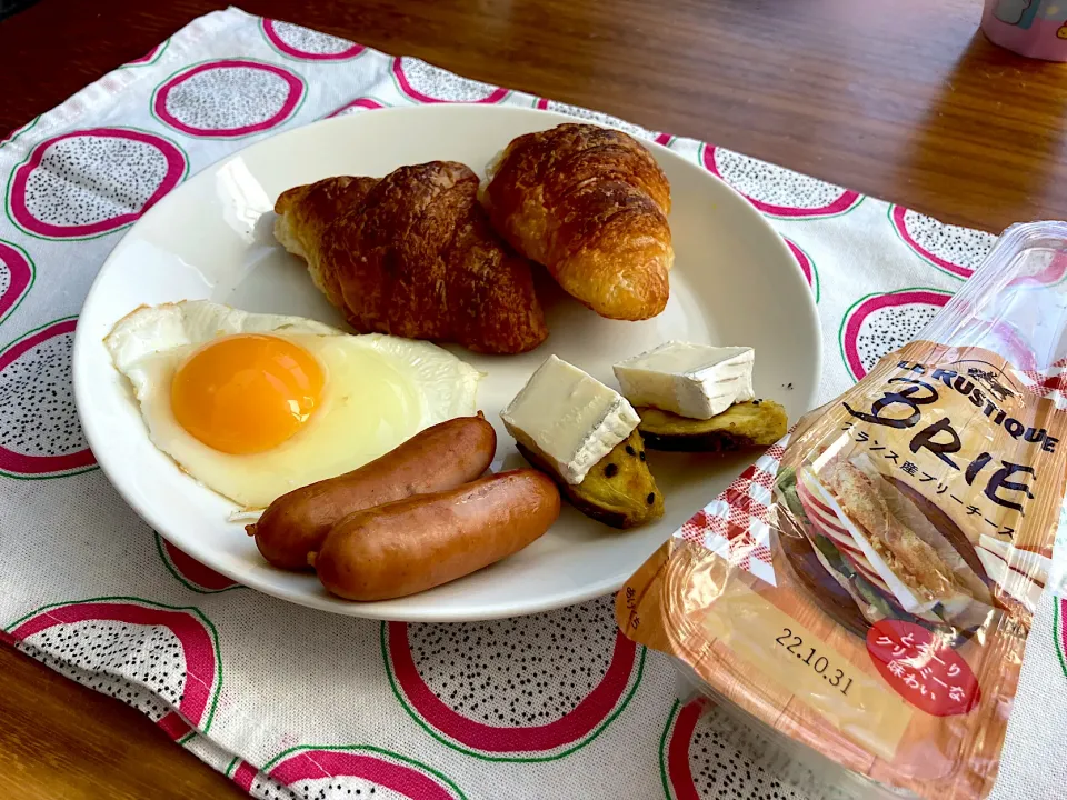 Snapdishの料理写真:お芋掘りのお芋で大学芋ブリー乗せ　　クロワッサンを添えて|Tamaki Oguraさん