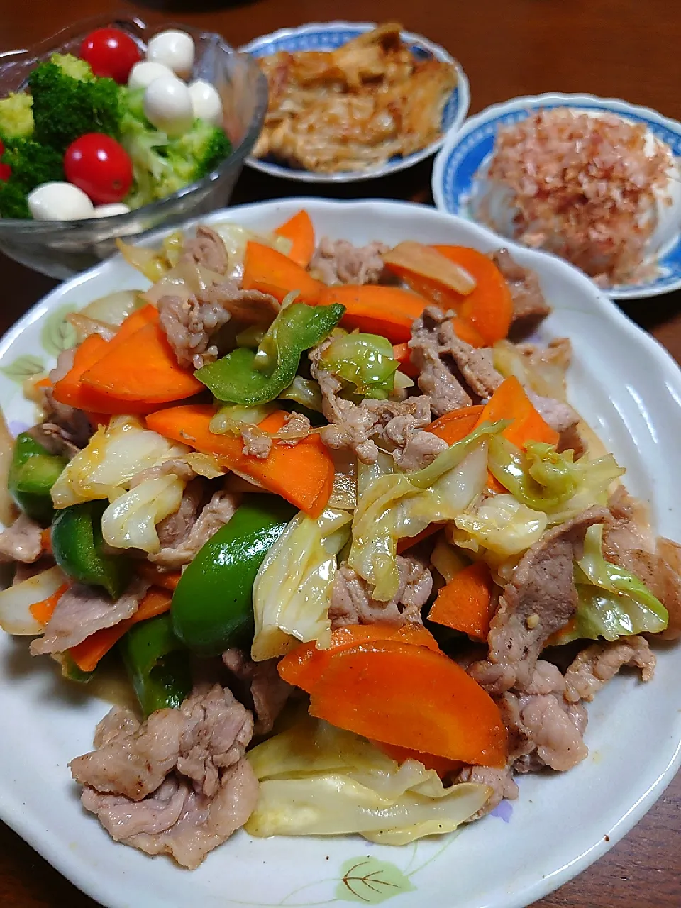 豚肉の野菜炒め
エノキのカリカリ焼き
サラダ
冷奴|ぱやさん