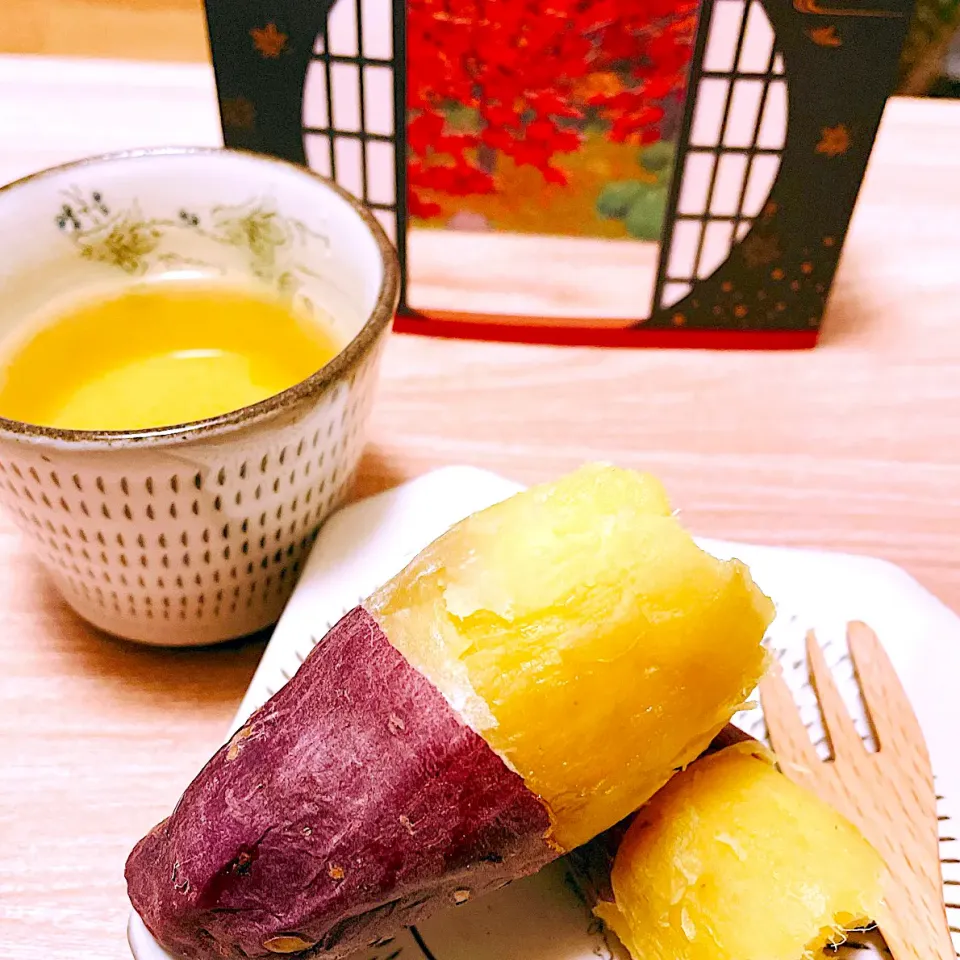 炊飯器でほくほく焼き芋🍠　　🍵お茶の黄色とのコーデが秋っぽい🍁🌾|Sの食卓さん