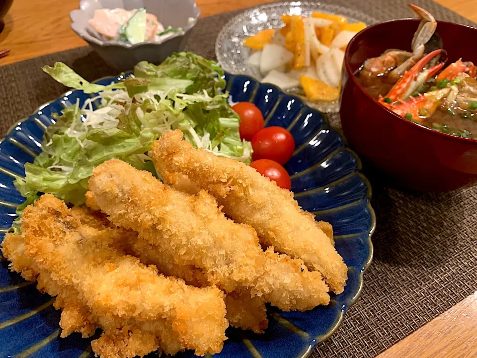 Snapdishの料理写真:ニギスのフライ🐟柿と大根サラダ、渡り蟹みそ汁|いちごさん