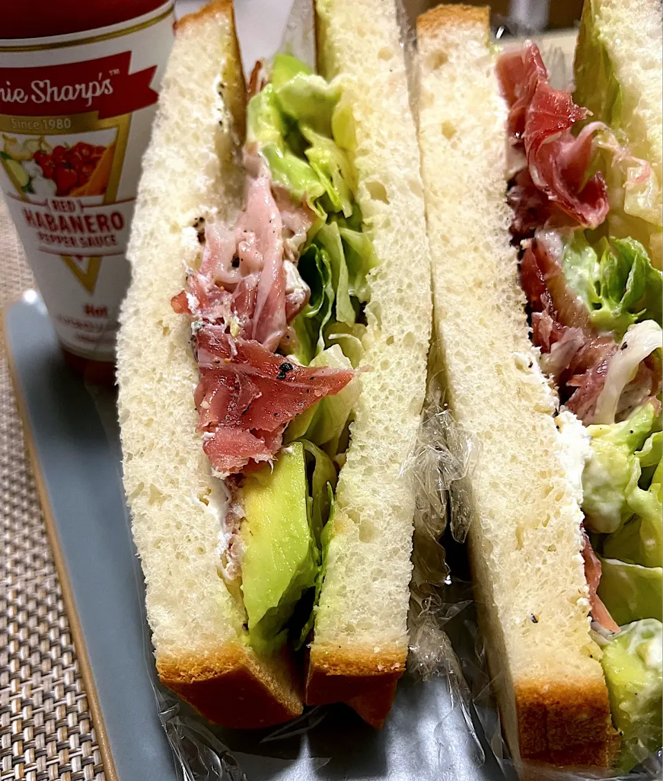 今日の夜ごはん~アボカドとハモンセラーノをふんだんに使った贅沢サンドイッチ~|ゆかｕさん