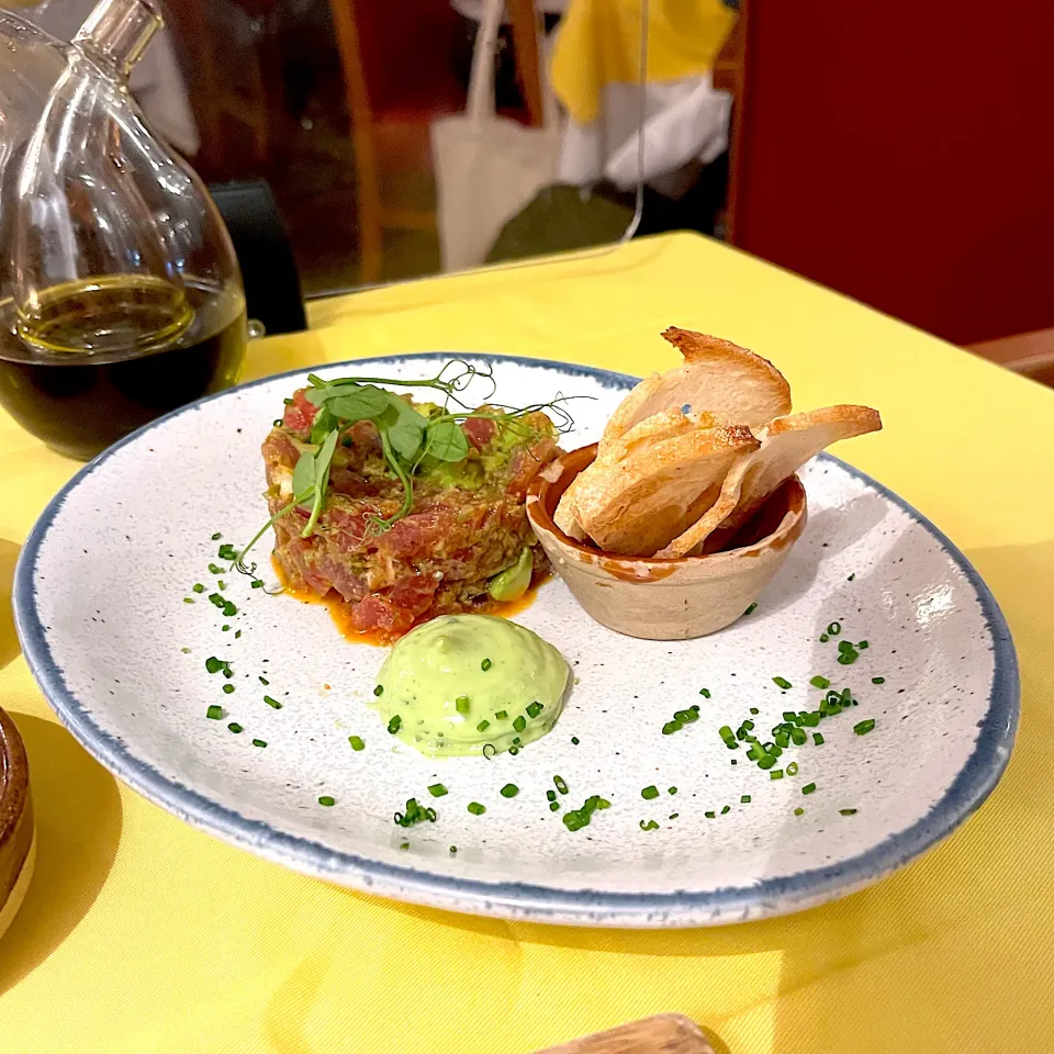 Spicy tuna tartare, avocado and herbs alioli|skyblueさん