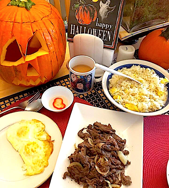 Filipino Halloween breakfast - garlic fried rice, beef tapa, egg, chili vinegar dipping saice|🌺IAnneさん