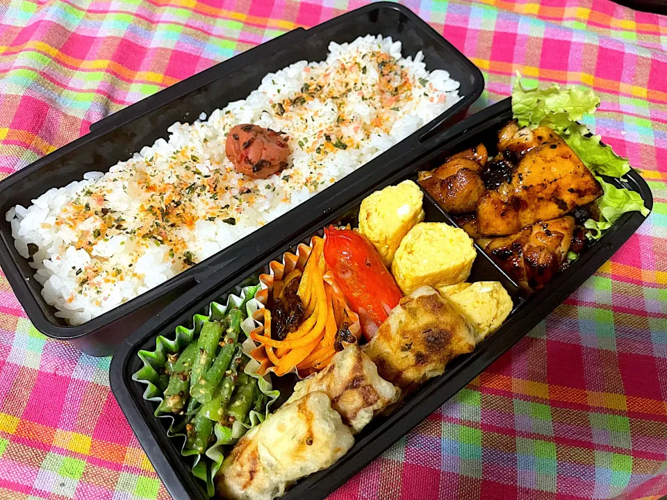 お弁当★鶏の照り焼き、粉チーズ卵、いんげんの粒マスタード和え、にんじんのカレーマリネ、ちくわの磯辺揚げ|ハルさん