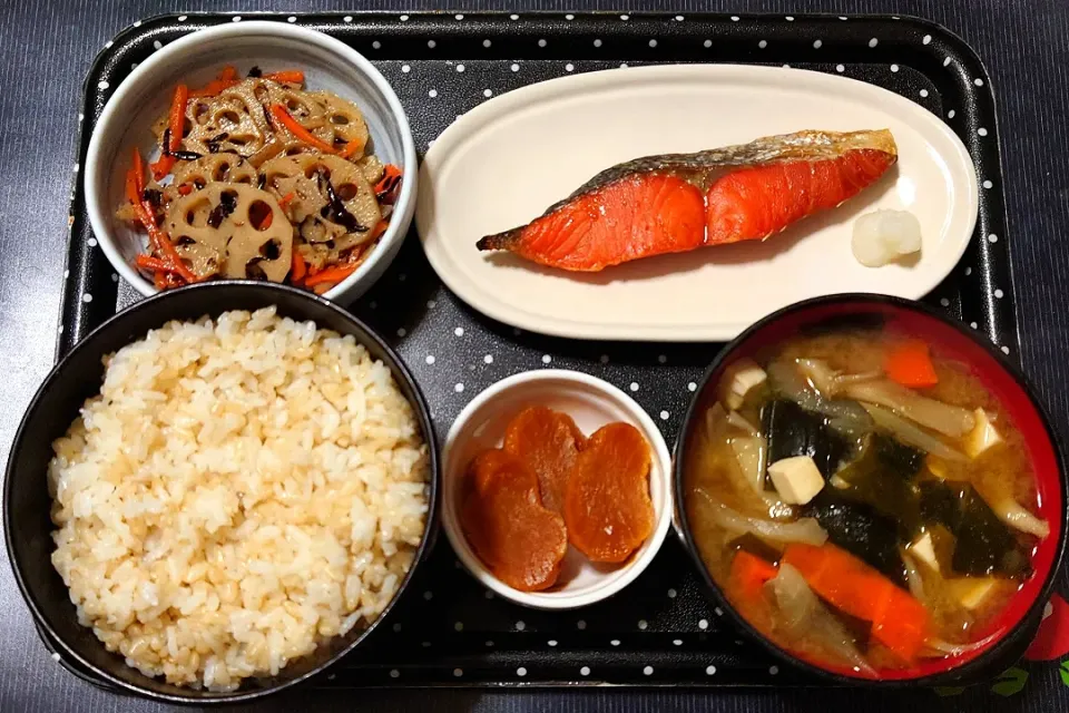 今日の朝ご飯（発芽玄米ごはんに焼鮭（紅鮭）、レンコンのきんぴら、具沢山みそ汁、大根の麦味噌漬）|Mars＠釜飯作り研究中さん