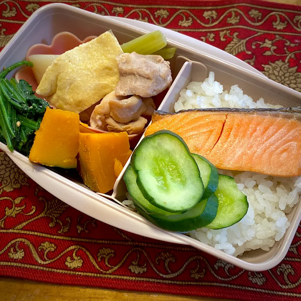 蕪と鶏肉の煮物と、ほうれん草の胡麻和えと、南瓜の煮物と、焼き鮭弁当|もえさん