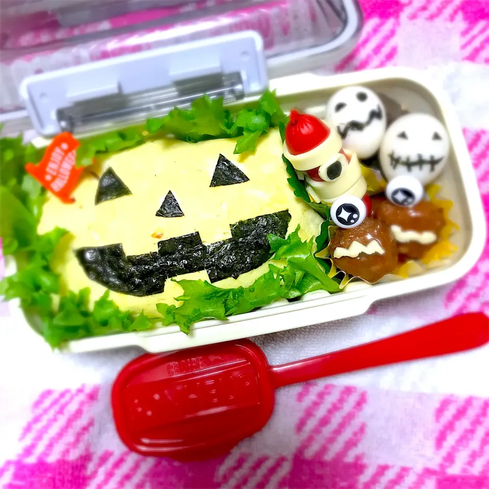 SJKハロウィン🎃弁当🍱〜オムライス・ミートボール・うずら玉子・ソーセージ・こんにゃく煮|華恋さん