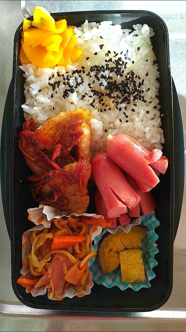 旦那弁当　2022/10/31

焼き肉
タコさんウインナー
焼きそば
さつまいもの甘煮|ユキヨメ♪さん