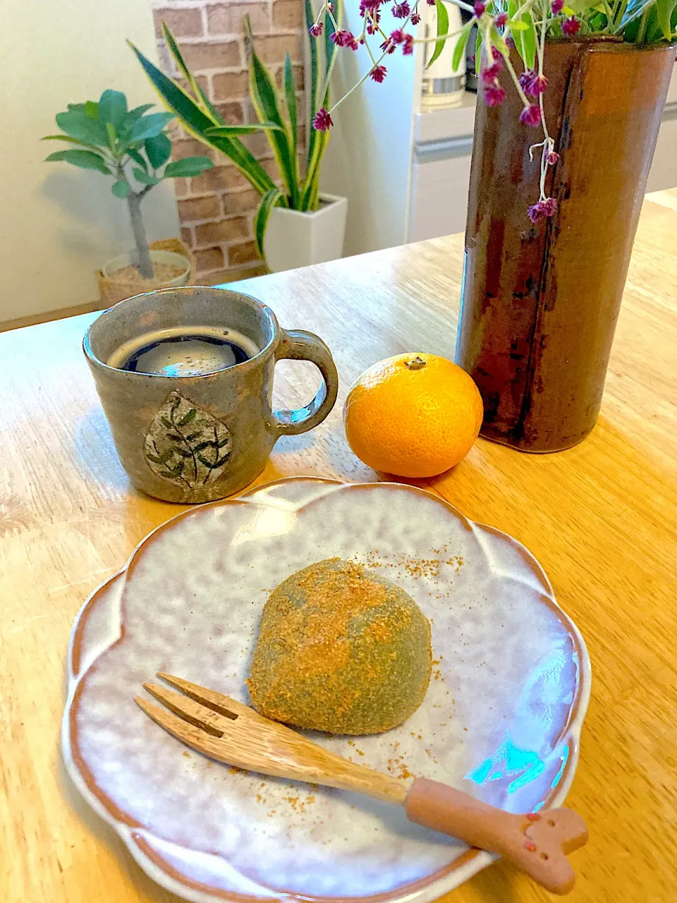 オヤツ🌱お土産で貰った蓬きな粉大福♡タンポポ珈琲♡みかん🍊|さくたえさん