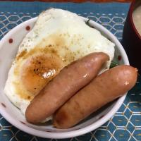 ソーセージと目玉焼きごはん