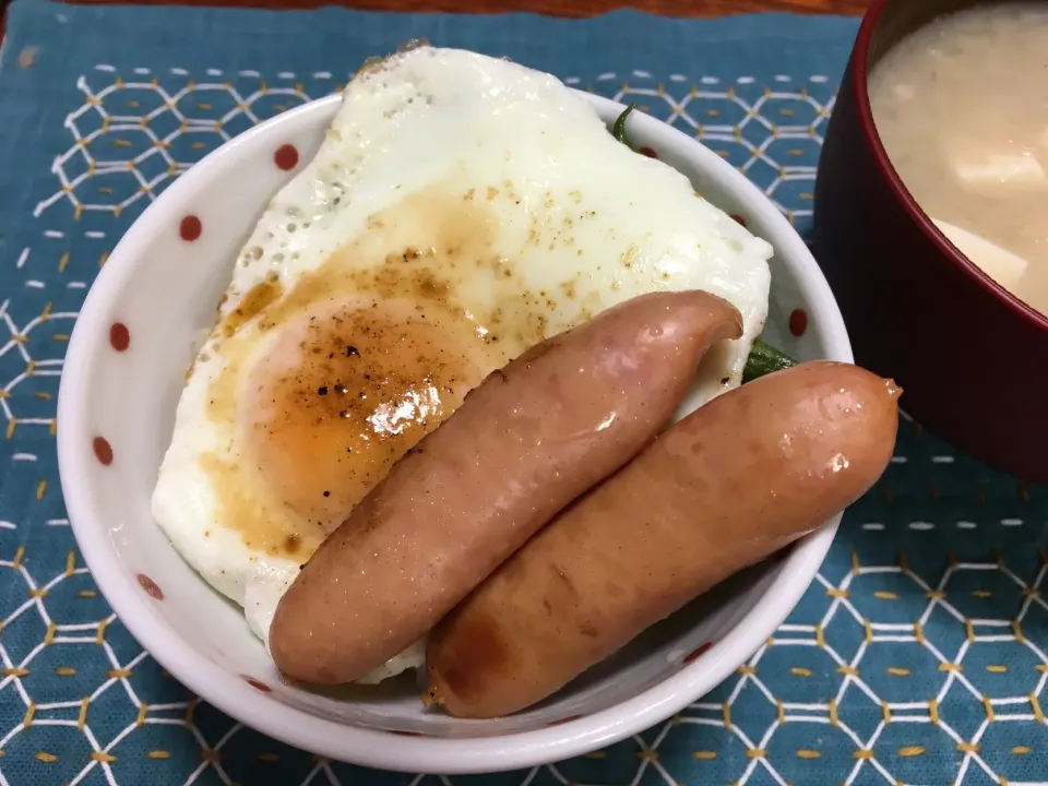 ソーセージと目玉焼きごはん|*なおみん*さん