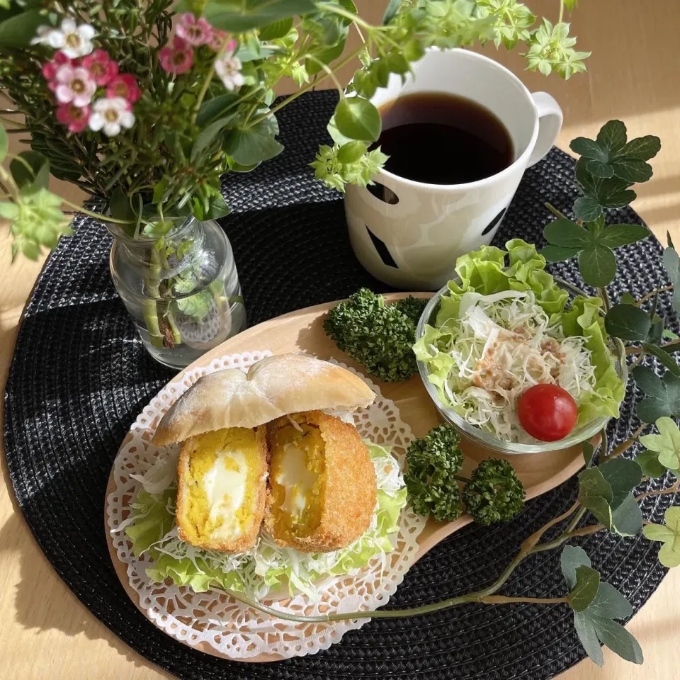 Snapdishの料理写真:10/31❤︎かぼちゃチーズコロッケサンド🌱|Makinsさん