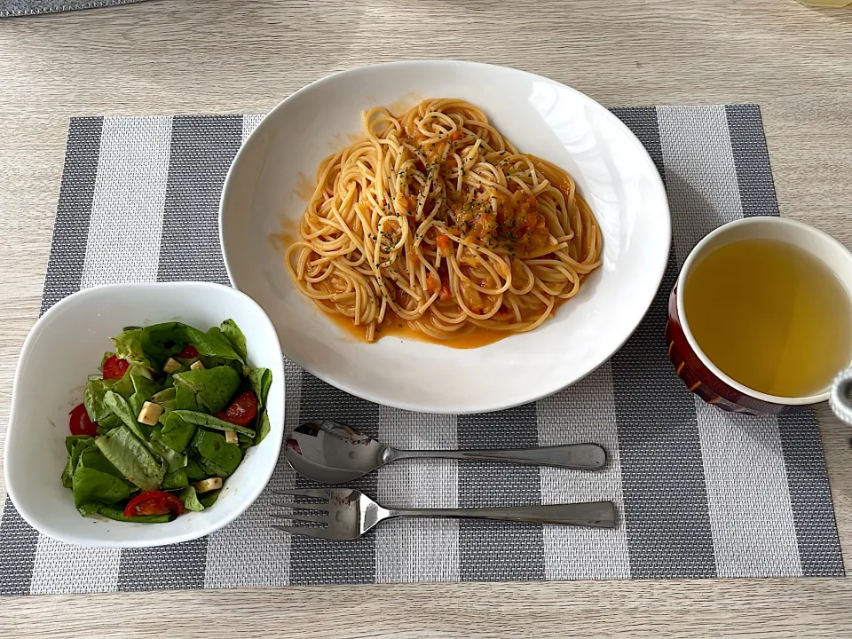 【ランチ】 ウニクリームトマトソースパスタ　イタリアー菜とトマトとチーズのバルサミコ酢サラダ|そのみさん