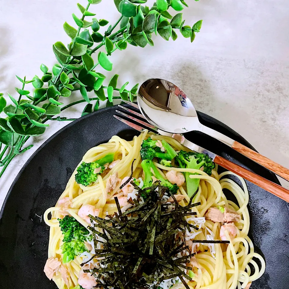 Snapdishの料理写真:海苔だく芝エビとブロッコリーのオイルパスタ|オーロラさん