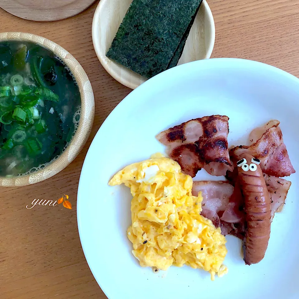 朝ごはん🥣ウインナーと賞味期限が...ベーコン🥓焦げてるーw|🌸yuni🌸さん