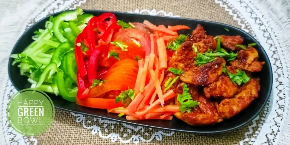 Garlic Pepper Siracha flavored Pan fried Chicken with Creamy mayo dressing Salad|Happy Green Bowlさん