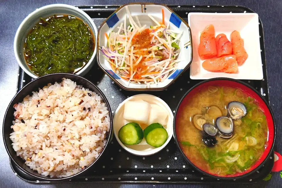 今日の朝ごはん（十六穀ごはんに辛子明太子、和風サラダ、めかぶ、しじみ汁、かぶときゅうりの漬物）|Mars＠釜飯作り研究中さん