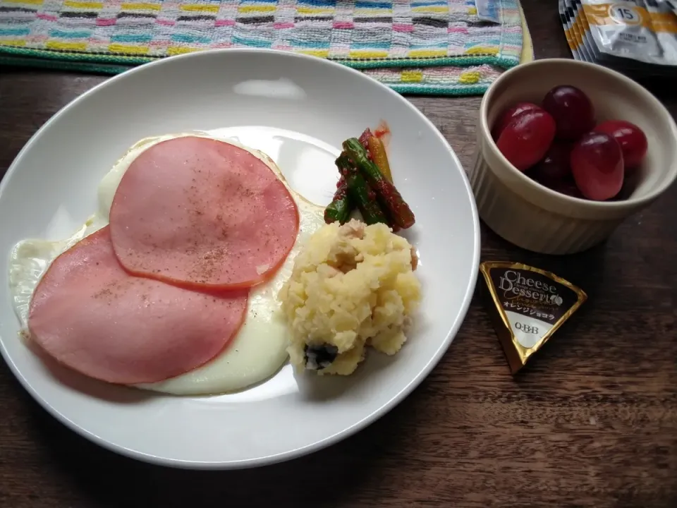 朝昼兼のごはんのおかず、目玉焼き、ハム、豆入りじゃがいものサラダ、アスパラの即席キムチ、ぶどう、チーズデザート(オレンジショコラ)。

お腹いっぱい、朝を食べないと太るらしいです😅
だからね🤣|にんにくと唐辛子が特に好き❤️(元シャリマー)さん