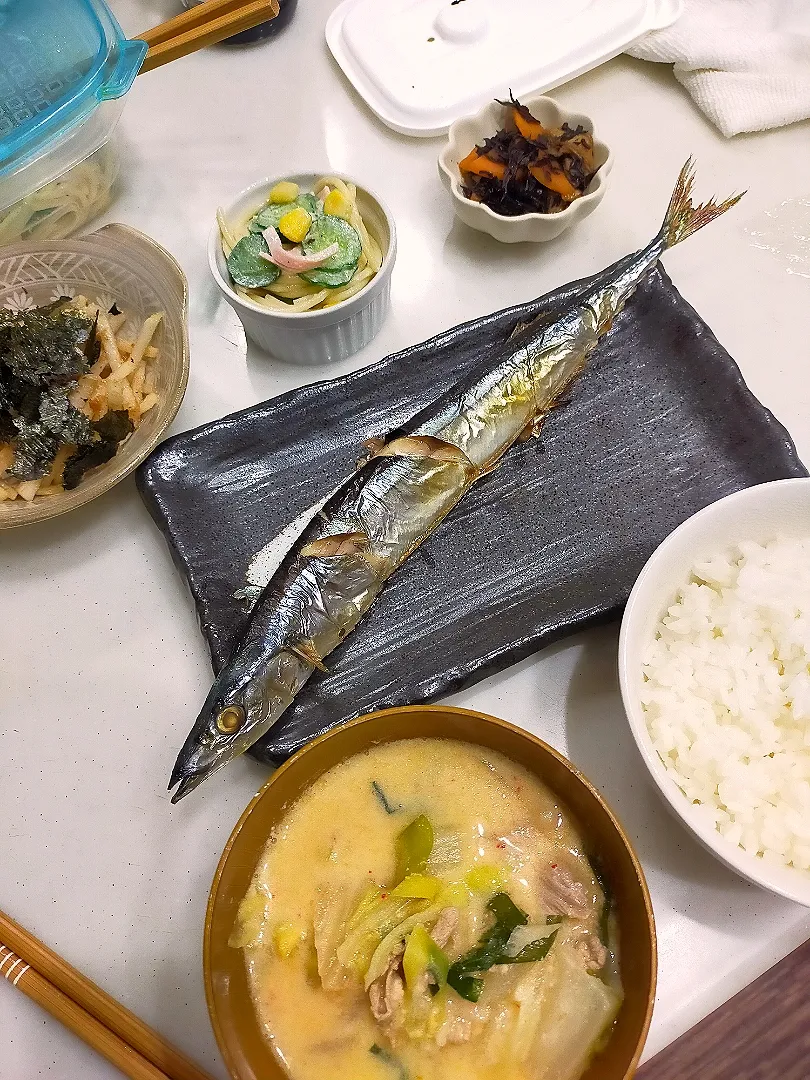 秋刀魚の塩焼き
豆乳キムチスープ(豚肉、白菜、キムチ、ネギ、ニラ)
昨日の残りのサラダスパ
ひじきの煮物
大根の鰹節わさびポン酢サラダ|羊さんさん