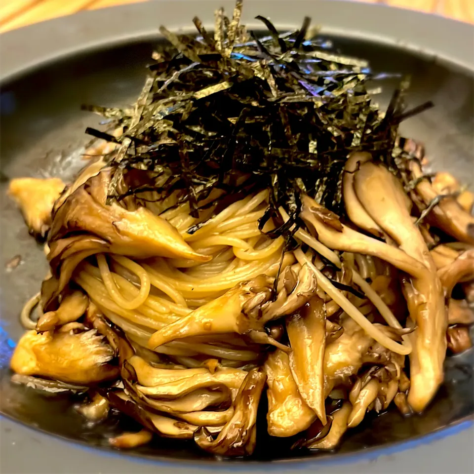 きざみのりファッサァー！黒舞茸の真っ黒パスタ🍄🍝|べべべさん