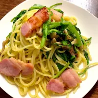 Snapdishの料理写真:春菊・しめじ・ベーコンのパスタ🍀|まりんさん