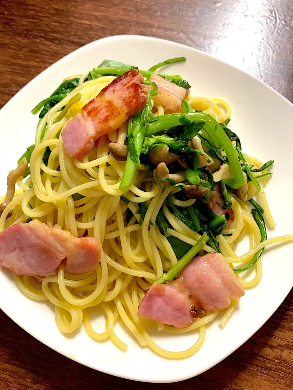 春菊・しめじ・ベーコンのパスタ🍀|まりんさん