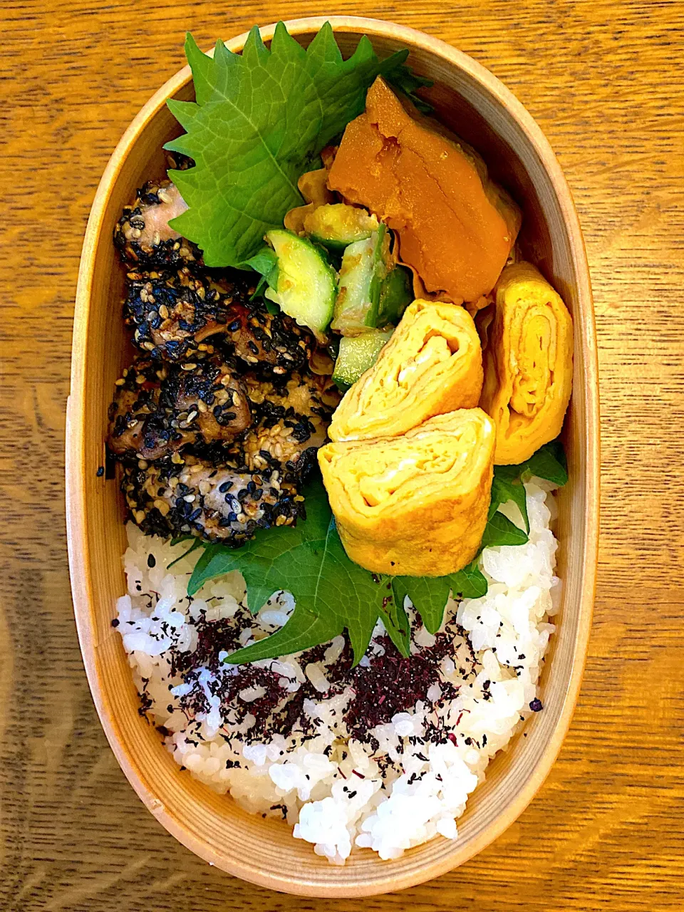 鶏胡麻照り焼き、だし巻き卵、かぼちゃ甘煮、きゅうり梅おかか和え、ゆかりごはん|chobi3さん