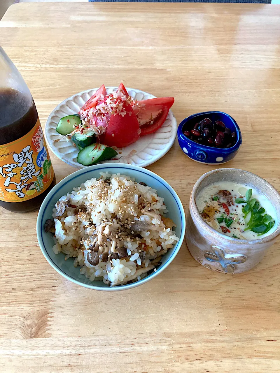 1人朝ごはん😍３種のキノコの炊き込みご飯、サラダ、シェントウジャン、黒豆|さくたえさん