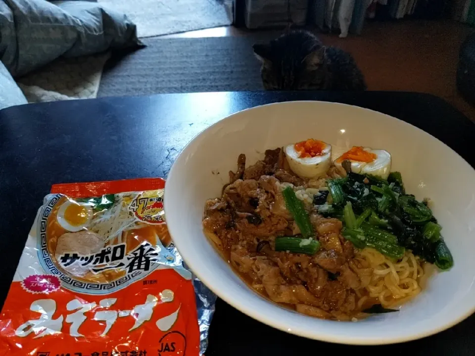 夜勤明けサッポロ一番みそラーメン（関東風）でオィスターソースと黒胡椒炒めトッピングで
味噌は地域で異なる為、トッピングで工夫しました|Tarou  Masayukiさん