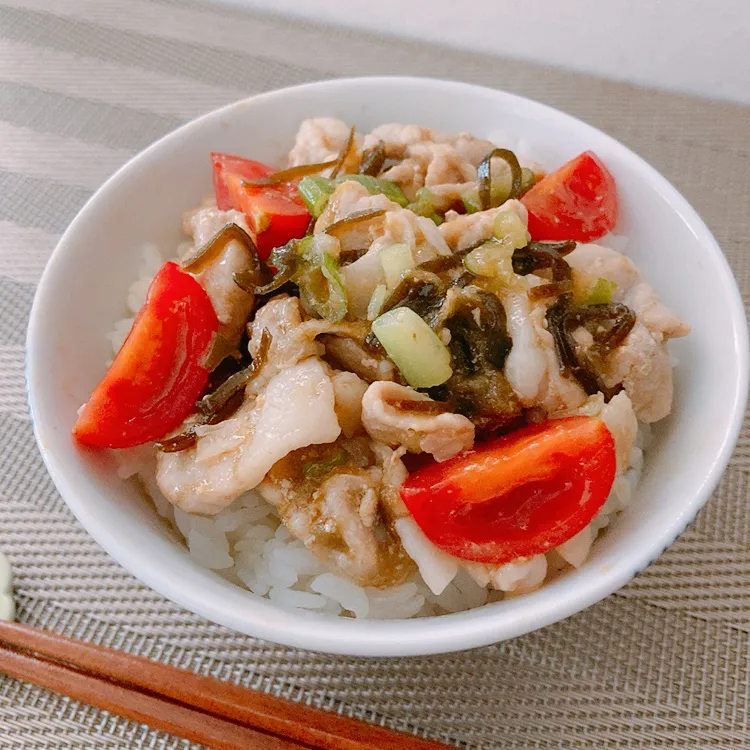 Ｗ昆布で、豚トマの長ねぎだれ丼|fai家の暮らしさん