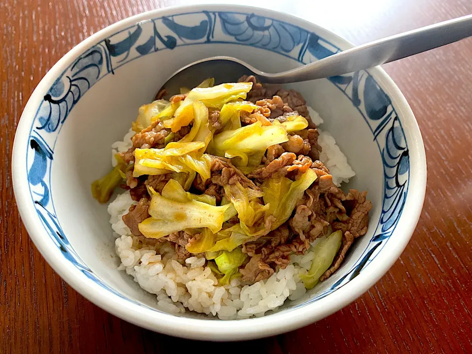 牛肉とキャベツのオイスター炒め丼|あづきさん