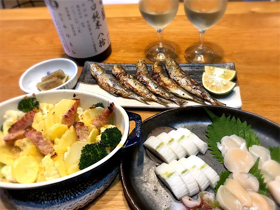 Snapdishの料理写真:休日前の晩ご飯は酒の肴ばかり　　　　　　　鰯の一夜干し焼き　帆立貝柱の刺身　板わさ　ウインナーと野菜の味噌チーズ焼き|じゅんさんさん