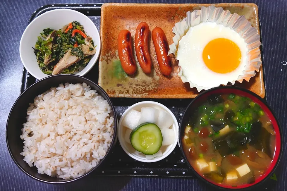 今日の朝ごはん（押麦ごはんに目玉焼き・ウィンナー、ほうれん草のごま和え、なめこ汁、かぶときゅうりの漬物）|Mars＠釜飯作り研究中さん