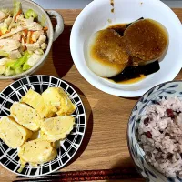 Snapdishの料理写真:胸肉とキャベツのおかずサラダ、風呂吹き大根、だし巻き卵、小豆ごはん|aaaさん