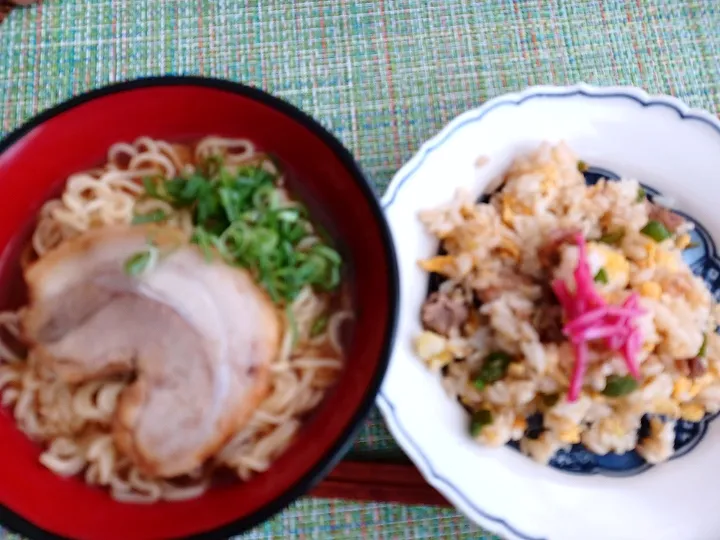 Snapdishの料理写真:インスタントラーメン２袋とはんぱな量の炒飯を３人で分ける|ぱいんてーるさん