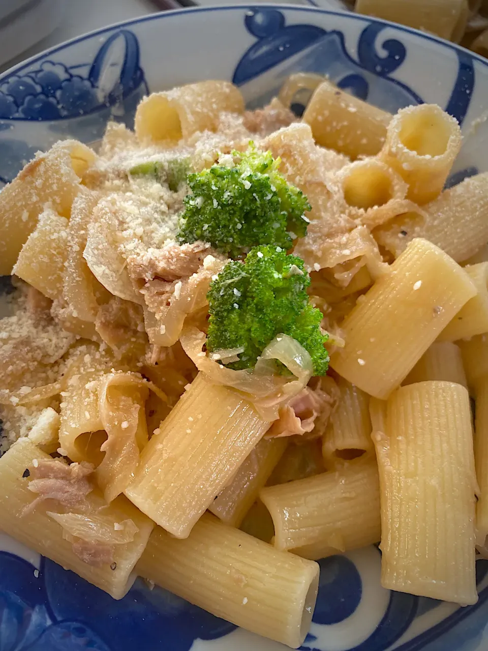 Snapdishの料理写真:ニンニク炒め🧄てからパスタが🍝ないことに気づく💦焦リガトーニ|みうのすけさん