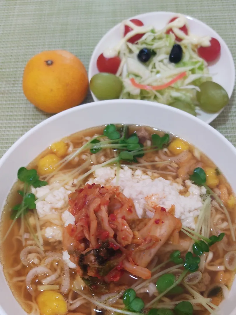 カップヌードルとゆし豆腐とキムチ

豆腐ラーメンなのかキムチラーメンなのか、それが問題...なのではありません。
ケンカなんかしませんし、美味しいに決まっています。
キムチの塩味と豆腐の甘さが丁度良いコンビネーション。
この組み合わせはクセになりそ。|Rピージャーさん