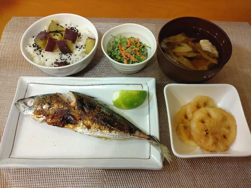 Snapdishの料理写真:☆さつまいもごはん
☆アジ塩焼き
☆レンコン天ぷらの甘辛タレ
☆親子ゴマ和え
☆舞茸のすまし汁|chikakoさん