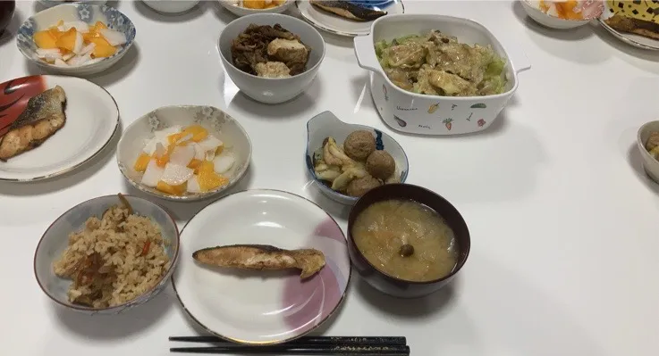 晩御飯(^^)☆茹で野菜のホットサラダ（卵、キャベツ、しめじ）☆肉豆腐（昨日の残り）☆柿と大根のなます☆ますの西京焼き☆みそ汁（キャベツ、大根、玉葱、しめじ）☆帆立の炊き込みご飯☆野菜鶏団子のぽん酢炒め（白菜、しめじ、鶏団子）|Saharaさん