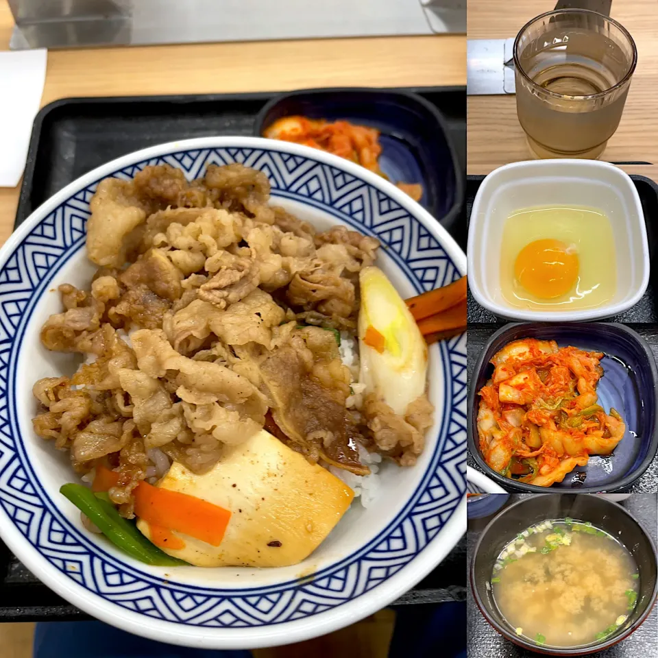 Snapdishの料理写真:吉野家のすき焼き丼　キムチ、生玉子プラス。|るみおんさん