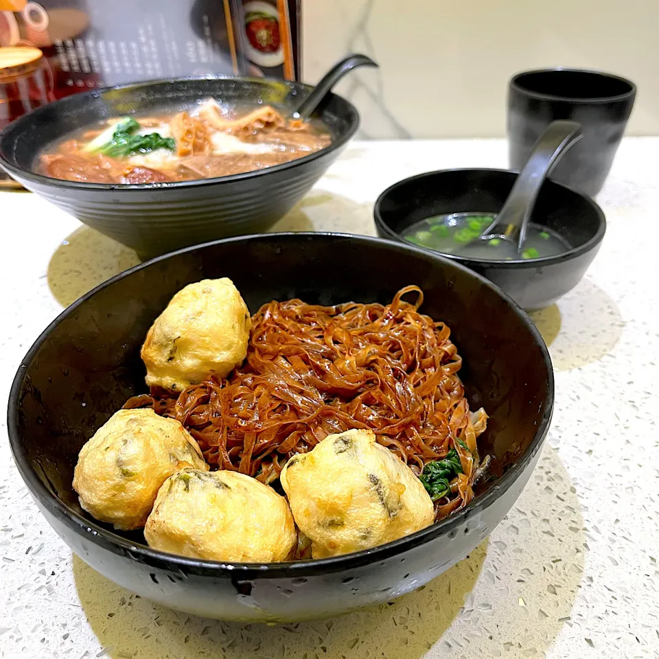 Deep fried seaweed cuttlefish balls with fried noodles in soy sauce|skyblueさん