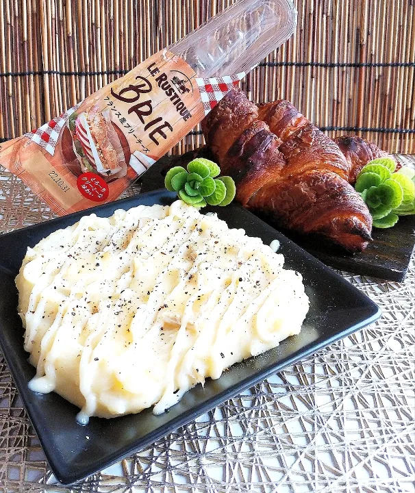 Snapdishの料理写真:マッシュポテトの🧀チーズ焼きとクロワッサン🥐|ayaさん