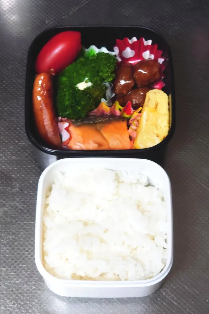 冷蔵庫の残り物弁当（焼鮭、ミートボール、シャウエッセン）|黒川克博さん