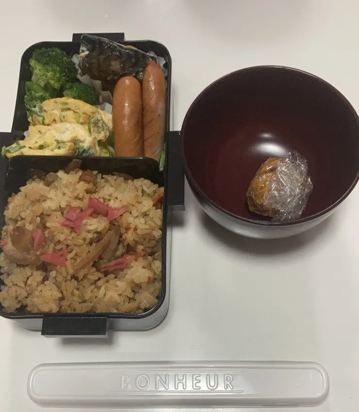 Snapdishの料理写真:パパ弁☆帆立の炊き込みご飯☆ウインナー☆ブロッコリー☆塩鯖☆葱入り卵焼き☆みそ玉|Saharaさん