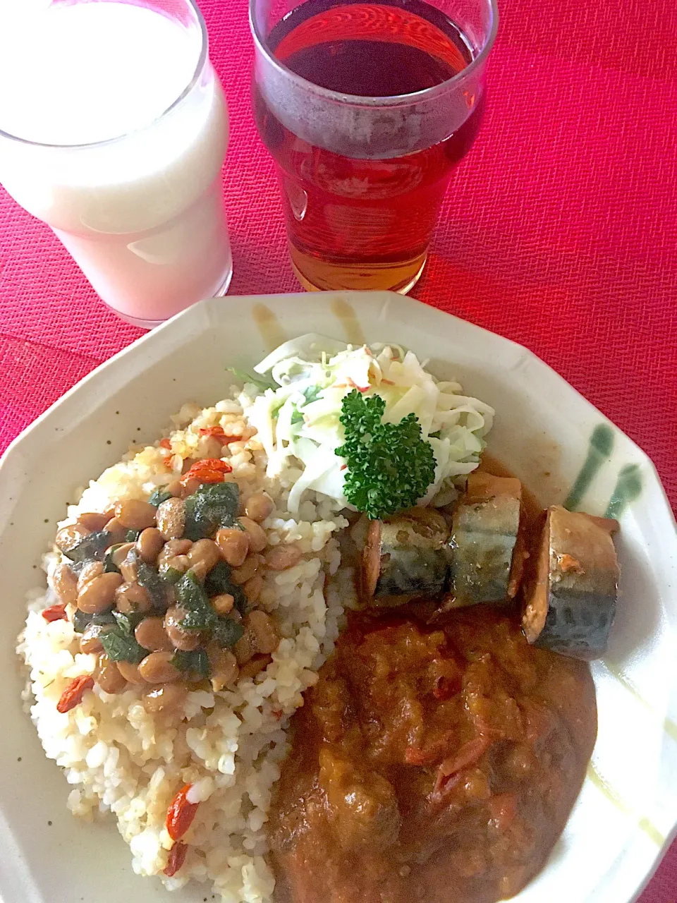 Snapdishの料理写真:昼ご飯みたいな朝ごはん笑笑💪牛すじスパイスカレー🍛トッピングはサバの味噌煮缶と納豆^ - ^💕|HAMI69さん