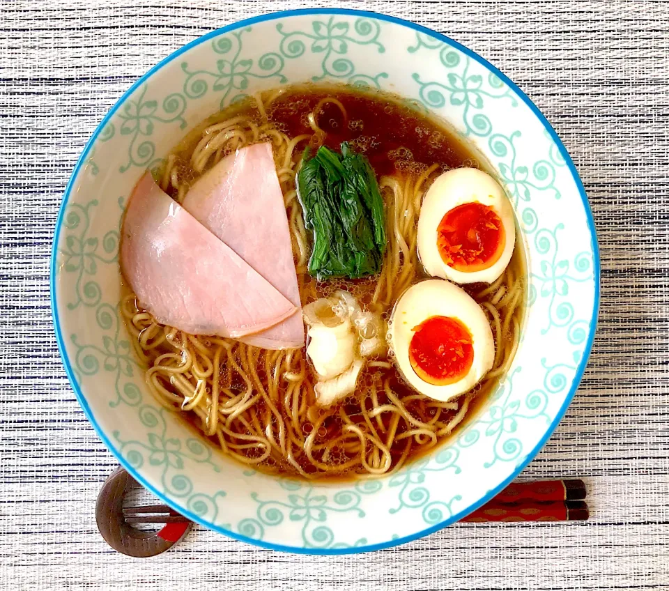 湯河原　飯田商店の乾麺で朝ラー♪ お店はめっちゃ並ぶので一生入れる気がしませんが、お土産の乾麺でも十分美味しいですね〜😋　三浦の姫様たまごで味玉を仕込み、ポニョ風にハムをトッピングしてみました😆|BUBUさん