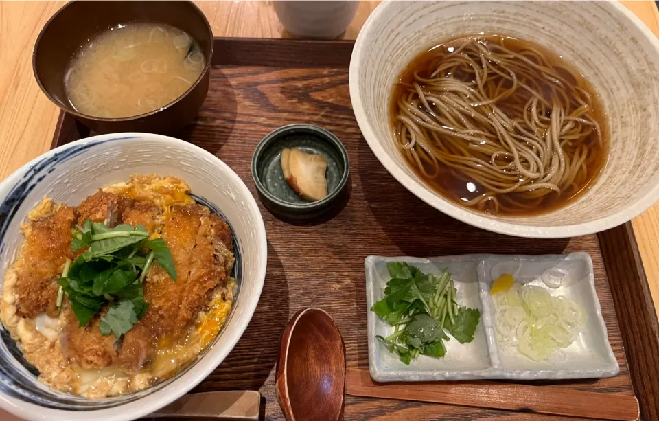 Snapdishの料理写真:かしわカツ丼　かけそば|tadaroさん